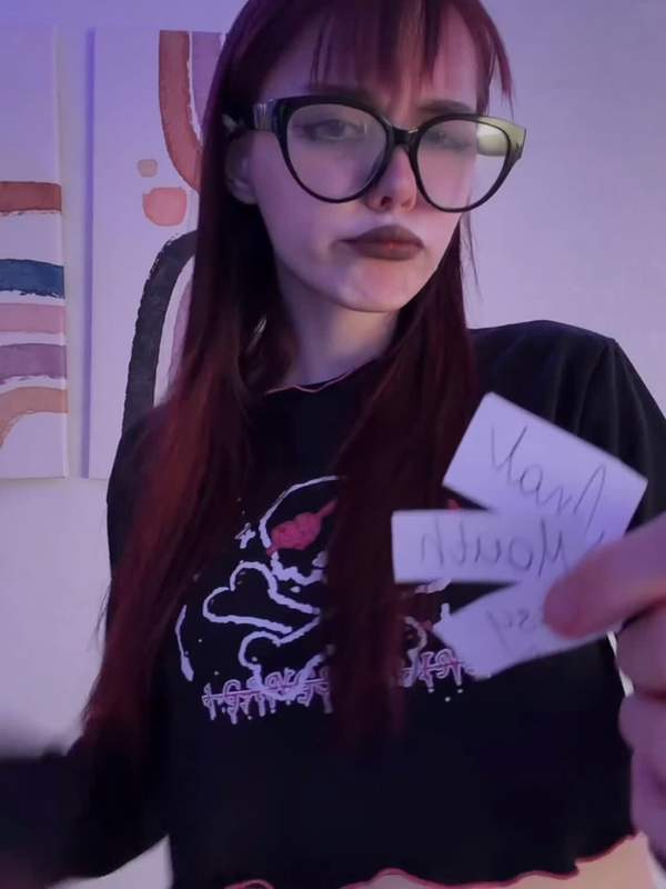 Niedliches Mädchen mit Brille und Tätowierung zeigt ihren rasierten Arsch