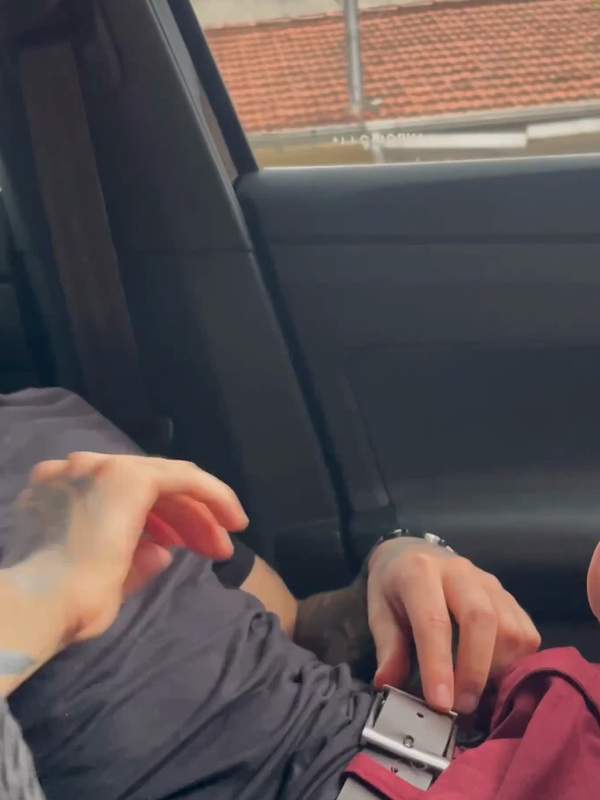 Tätowierte Rotkopfinn macht im Auto Footjob
