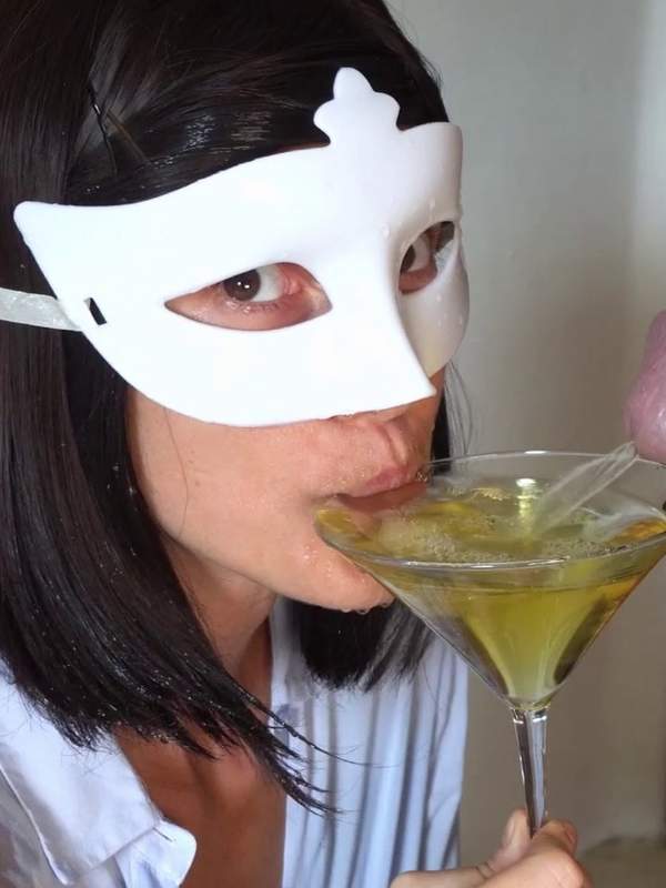 Sie nippt an Martini und lässt sich perverses Pissen über den Schoß laufen.