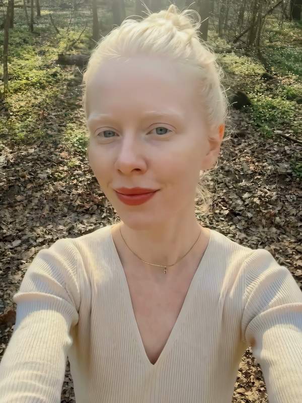 Blonde Frau neckt draußen und lässt Chat durchsickern