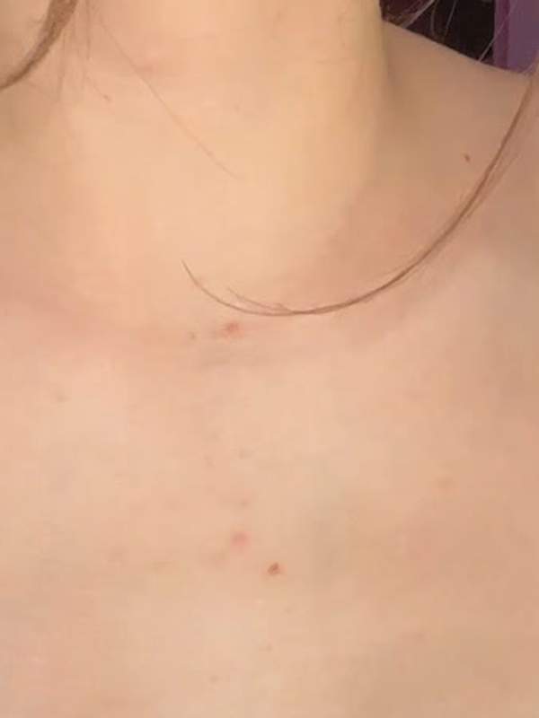 Brünette Amateur zeigt Solo mit kleinen Titten