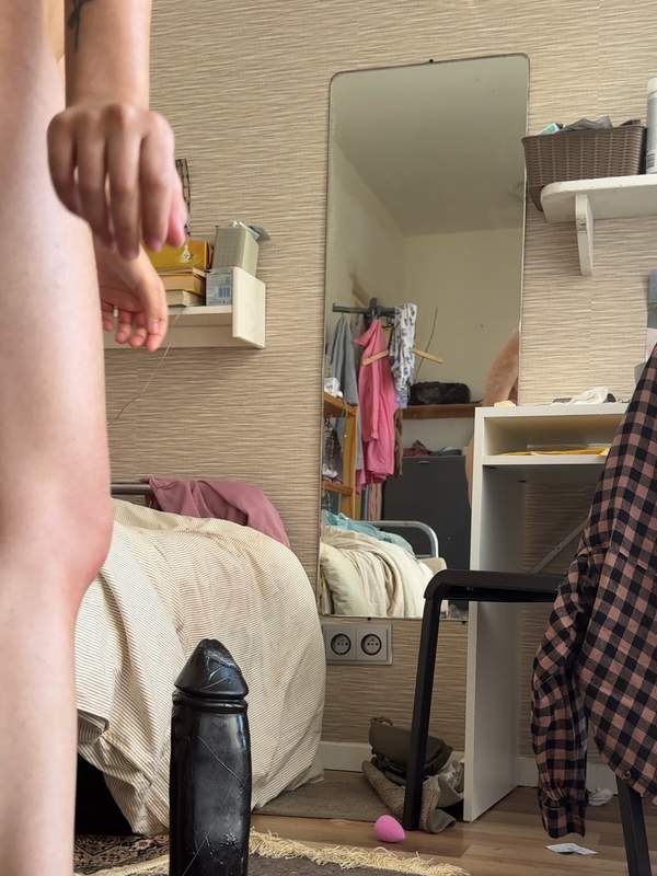 Ich zeige im Spiegel meine Titten und mein Dildo