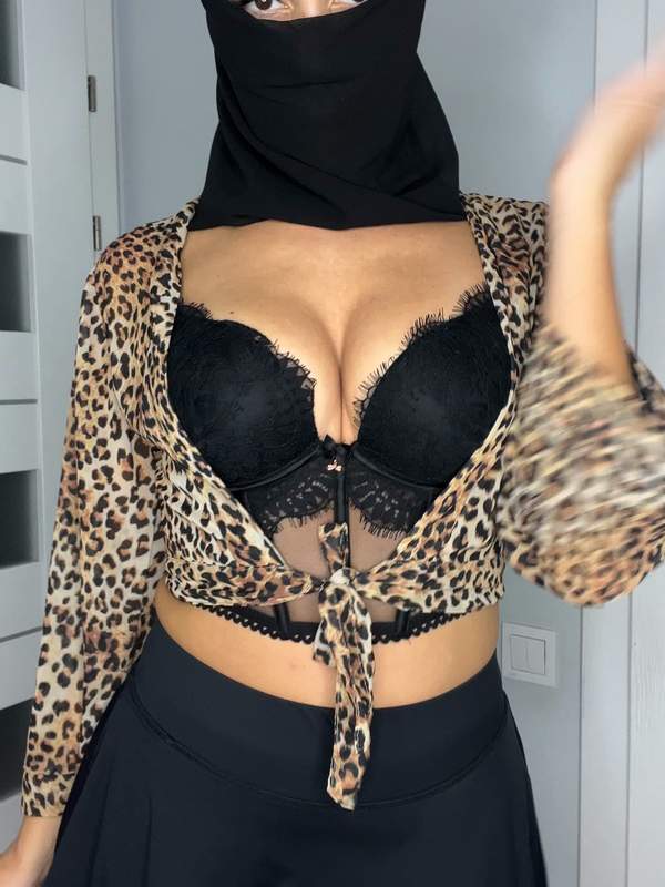 Gebräunte Muslimin im Niqab neckt Solo