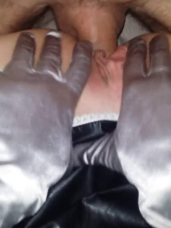 Amateurin fickt hart mit Handschuhen
