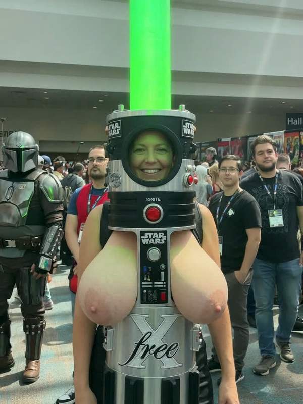 Sie zeigt ihre großen Titten durch das Star Wars Kostüm