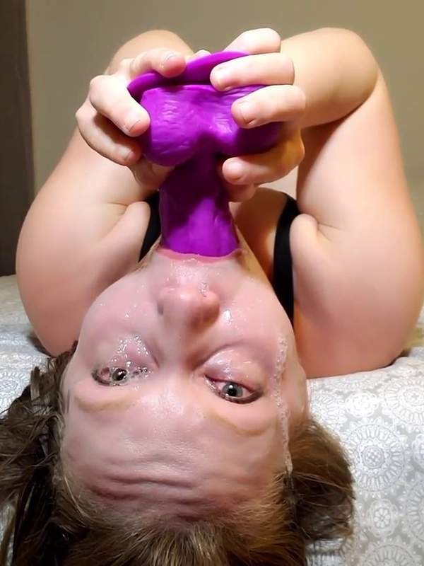 Amateurin schmiert ihren violetten Dildo mit Speichel