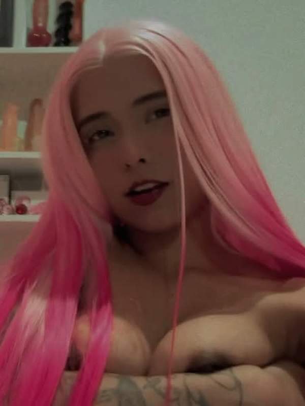 Lateinische Amateurin mit rosa Haaren zeigt Solo-Szene