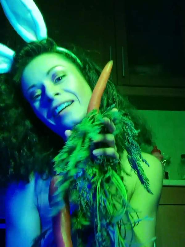 StacyBloom zeigt ihre Hasenohren und streichelt das Fischnetz über das Frühstück.