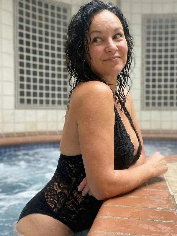 Mutter entspannt sich im heißen Whirlpool und zeigt durchsichtige Bluse