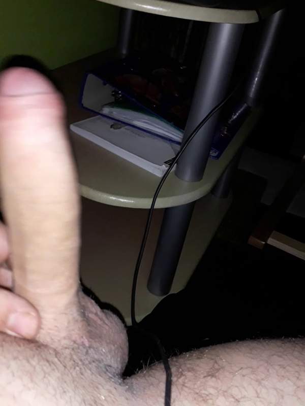 Amateur masturbiert mit Kopfhörern