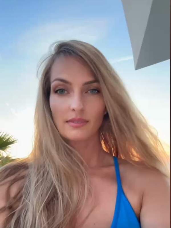 Solo Blond Mutter zeigt sanftes Gesicht