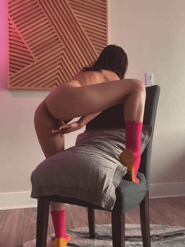 Nackte Frau in rosa Socken masturbiert