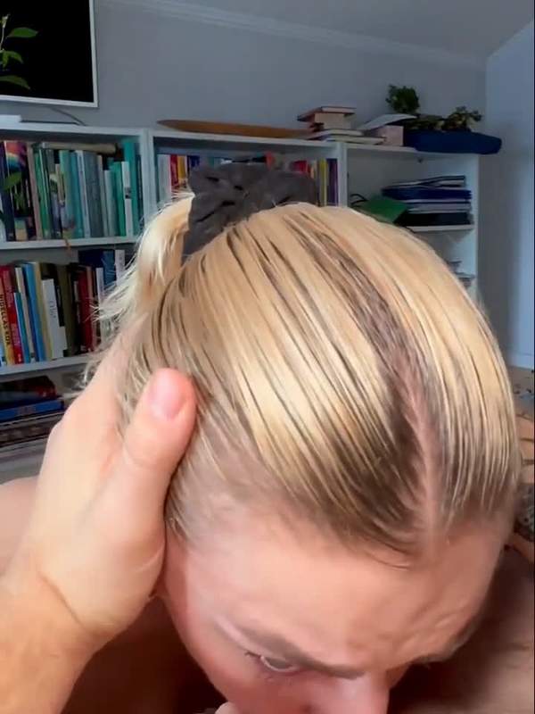 Blonde Schönheit lutscht tief in den Hals