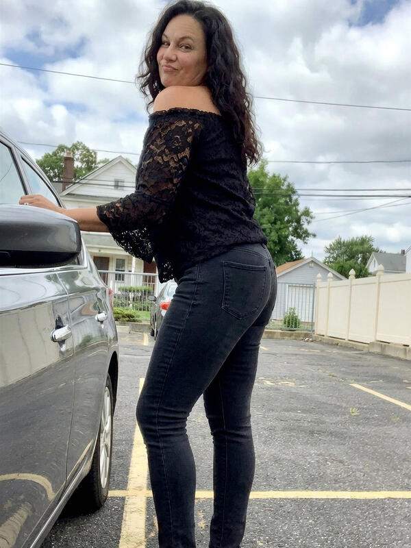 Mutter zeigt nackte Fotos im Auto