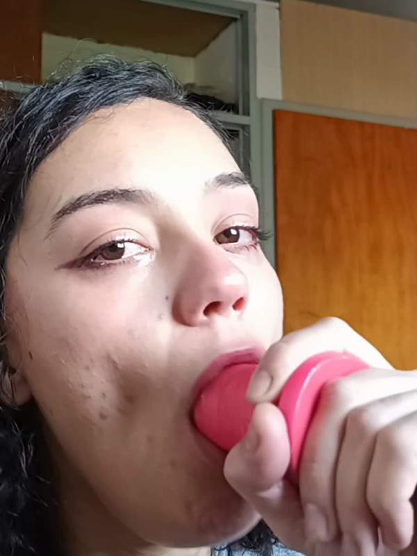 Lateinische Brünette mit Tätowierung gibt tiefen Blowjob auf rosa Dildo