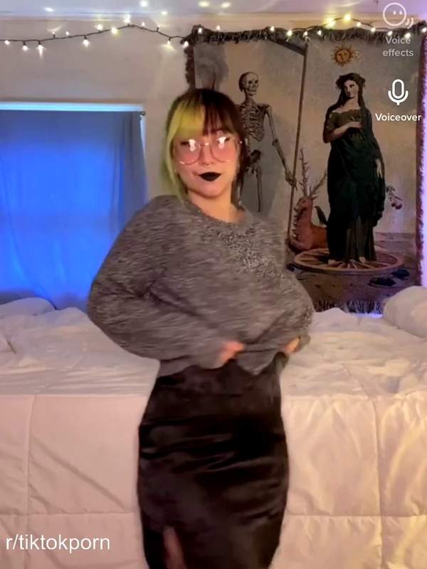 Amateur mit großen Titten und Arsch bereit für den Sex