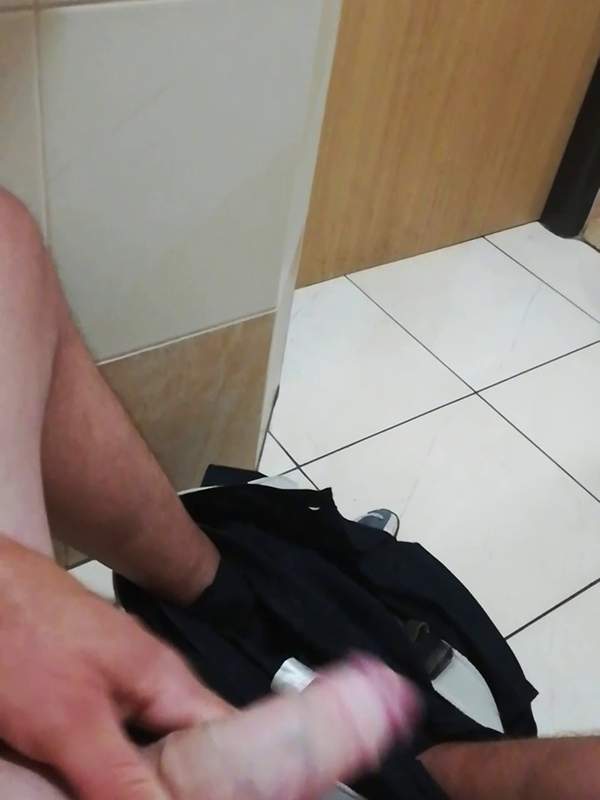 Amateur schwangert sich in der Toilette