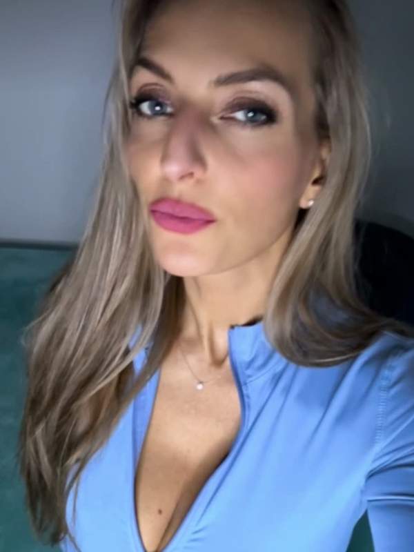 Blonde Mutter zeigt ihre Schamlippen und Po