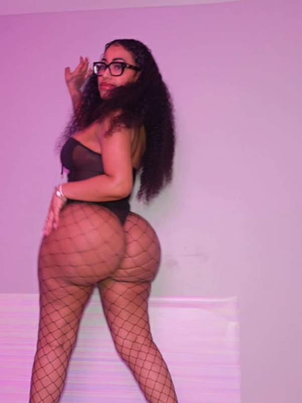 Brünette Camgirl mit Brille wackelt mit großem Arsch