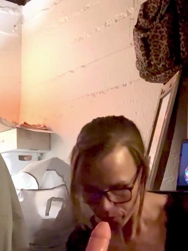 Heiße Blondine wird von Dildos und Lutschen zum Orgasmus gebracht