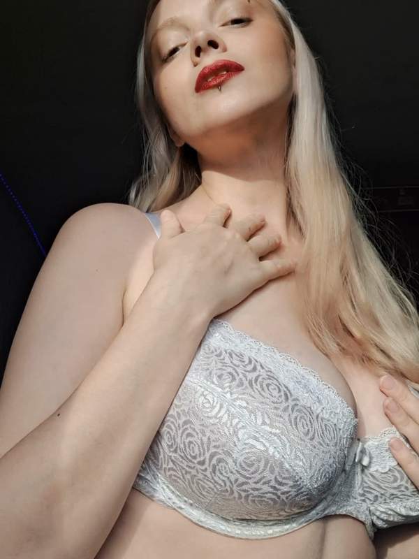 Blonde Amateur zeigt auf Onlyfans, was sie wirklich tut