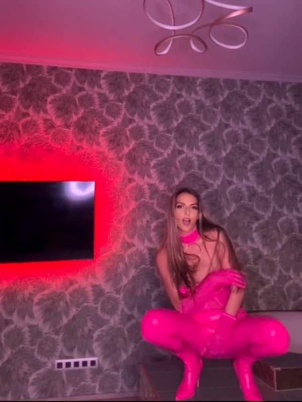 Solo-Szene mit Mutter in Latex und Handschuhen