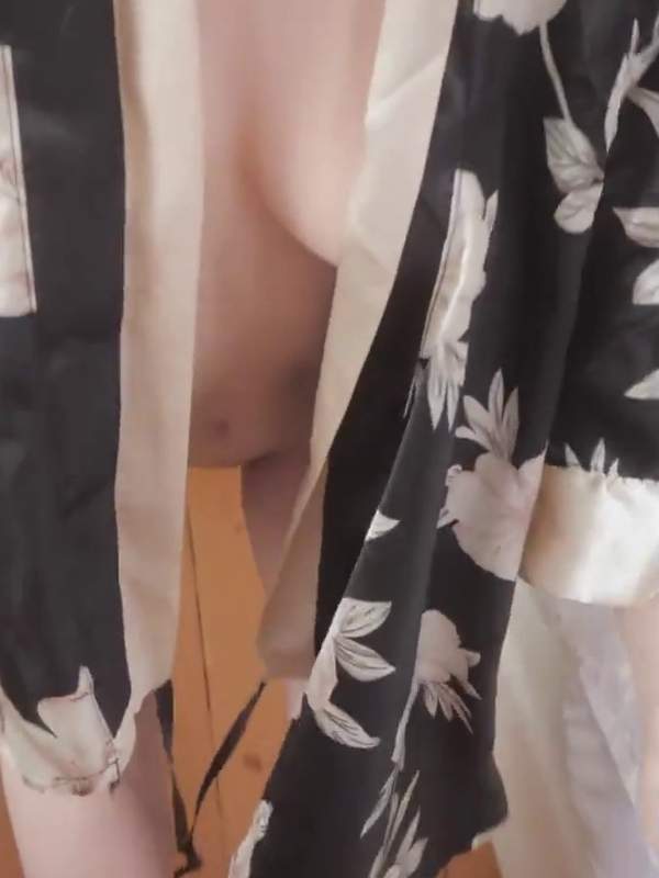 Stiefmutter zeigt Stiefsohn Anal und Creampie