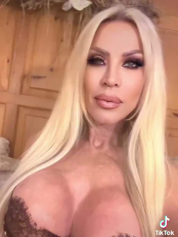 Amber Lynn wird im Anal-DP gefickt und bekommt ein Creampie