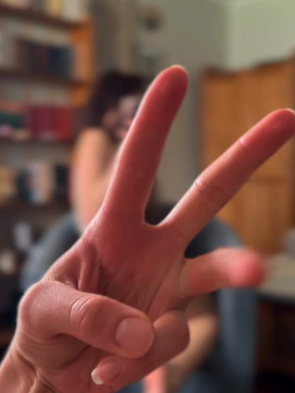 Brünette Amateureinige nur noch in sexy Unterwäsche