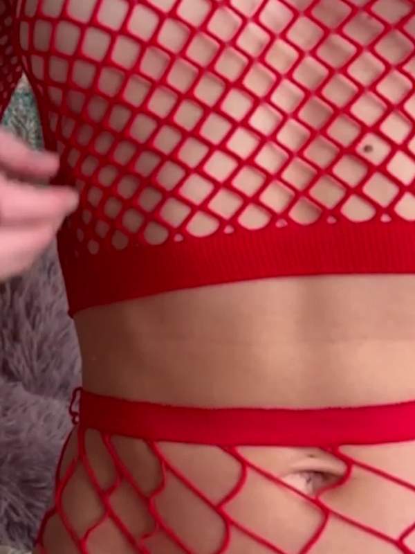 Blondine masturbiert mit Dildo in rosa Unterwäsche