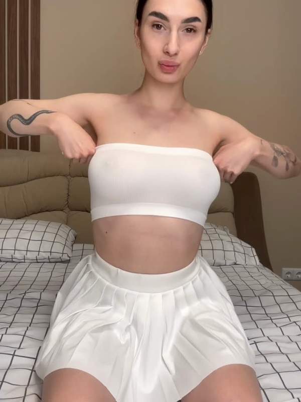 Hey süsse ich bin Milana - ein süßes Gesicht mit einer verführerischen Aura und einem Talent für deine Aufmerksamkeit