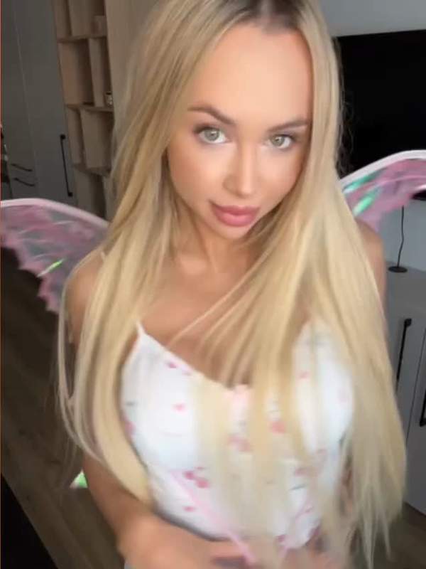 Blonde Amateurin mit Tattoos zeigt nasse Muschi und großen Arsch