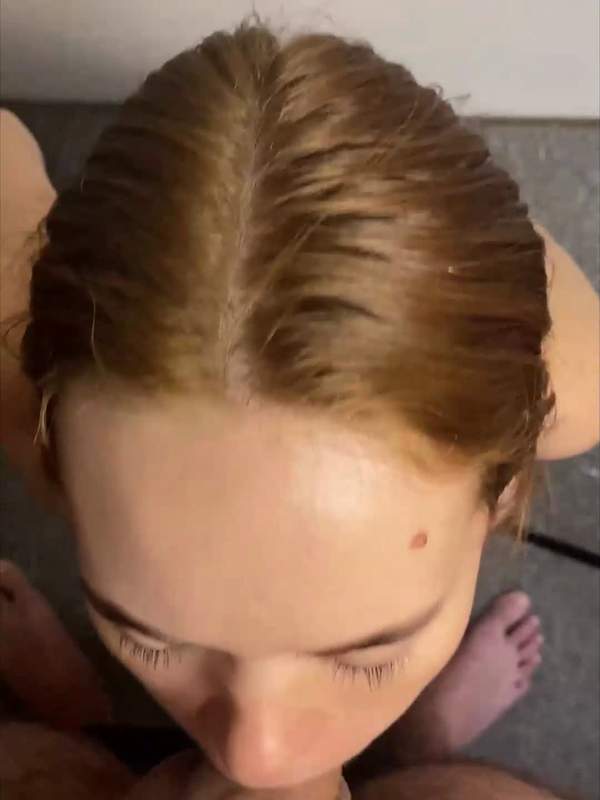 Brünette Masturbatorin mit Blick