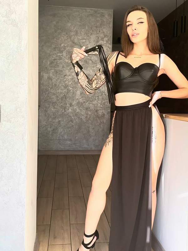 Brünette Model peitscht sich selbst in Solo