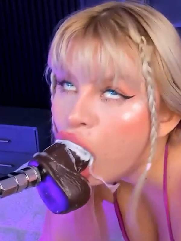 Blonde Frau saugt tief in den schwarzen Dildo