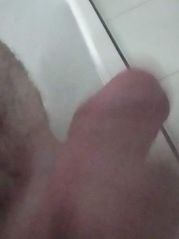 Amateur masturbiert und zeigt seinen Cumshot