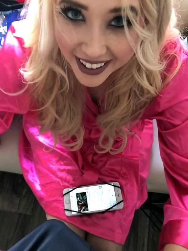 Blonde Frau in Pink lutscht hungrig