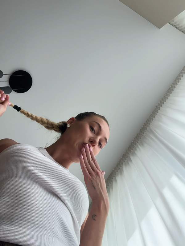 Blondes Mädchen mit rasiertem Arsch und gespaltener Muschi