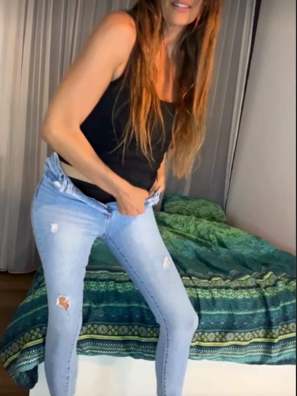 Asiatische Frau zeigt sich aus eigener Sicht beim Analspiel