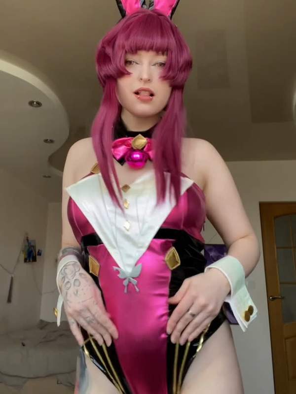 BabyEva zeigt Kostüm und Necken im OnlyFans