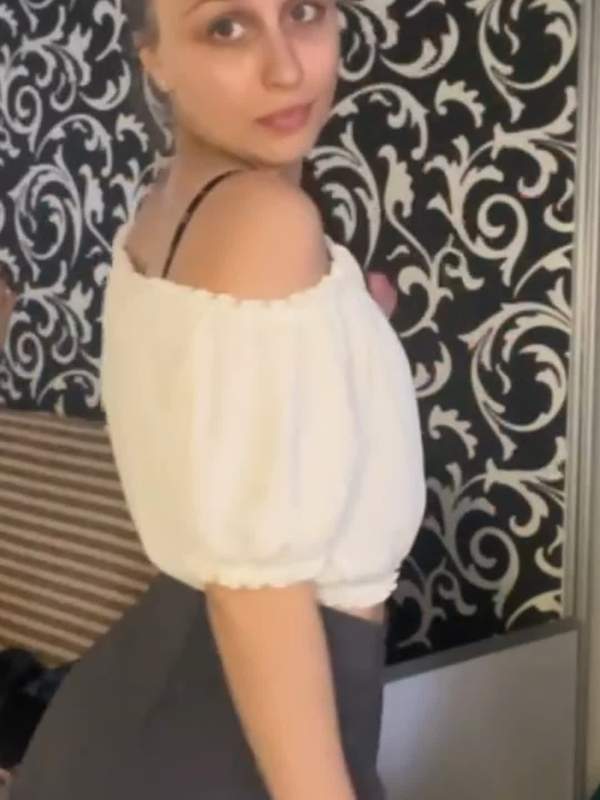 Blonde Amateurin wird von hinten gefickt und gibt Oral