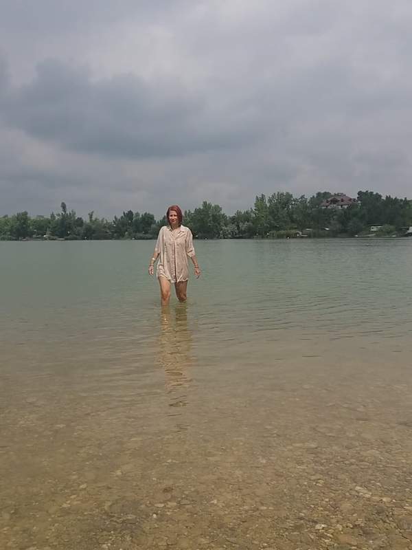 Amateur Mutter zeigt kleine Titten und taucht Muschi ins Wasser