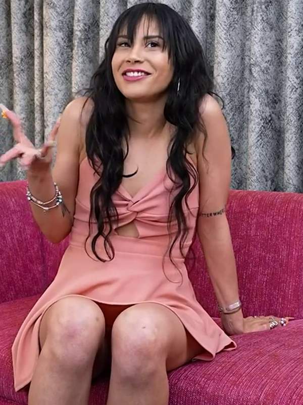 Hinter den Kulissen zeigt Pornostar Ari Electra mit kleinen Titten und schwarzen Haaren, wie sie sich hart gefickt wird.