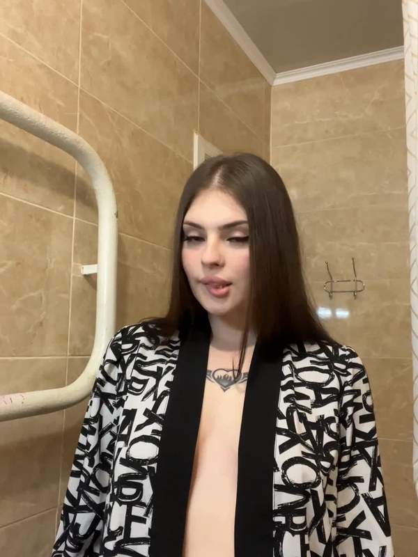 Brünette Amateurin zeigt Solo-Szene für mehr auf OnlyFans