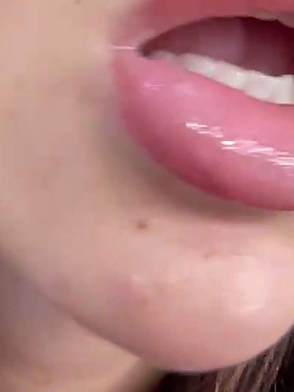 Brünette Mutter mit großen Lippen nimmt Solo