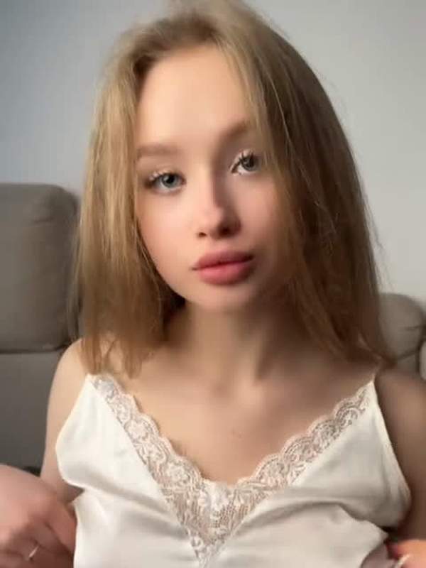 Busty Blonde zeigt ihre großen Titten und blickt verführerisch.