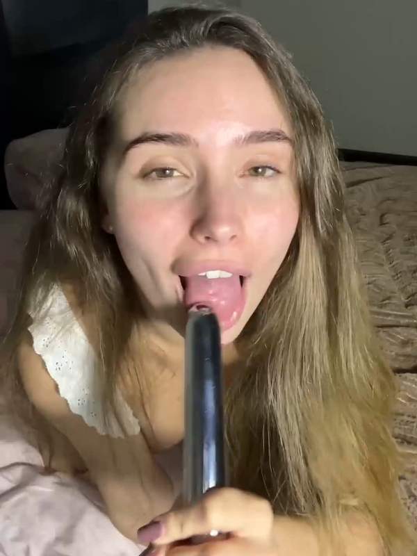 Niedliches Mädchen mit großen Brüsten macht Dildo-Blowjob