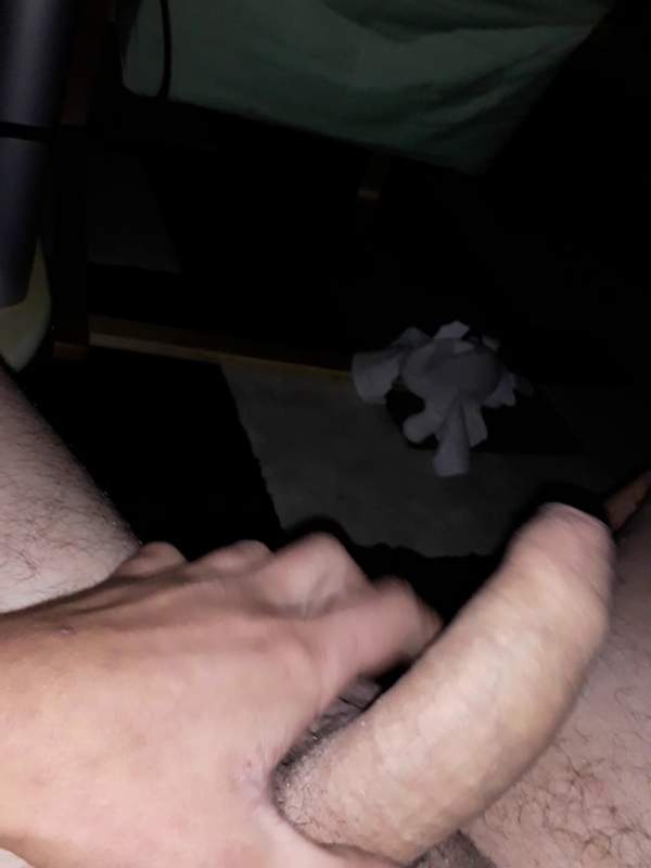 Niedliche Amateurin masturbiert mit tiefem Blowjob