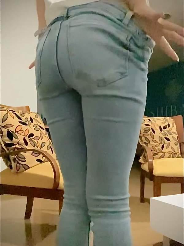 Sie streift sich die Jeans und ihre Unterwäsche ab.