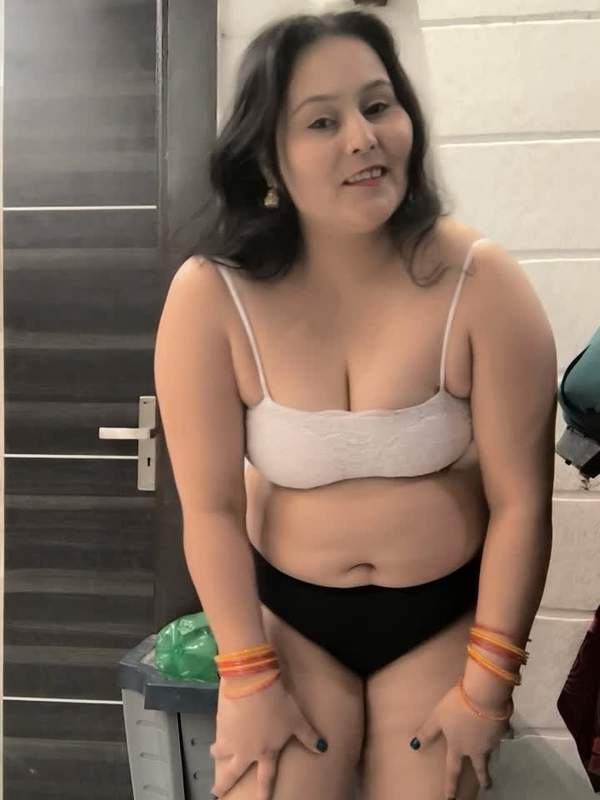 Mollige Puja aus Indien neckt ihre Muschi